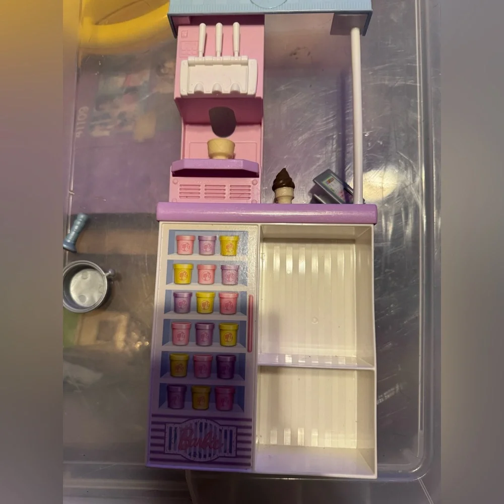 Barbie ice cream shop also works with playdoh